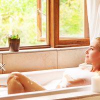 Blijf ontspannen na een spa dag met deze oefeningen voor thuis
