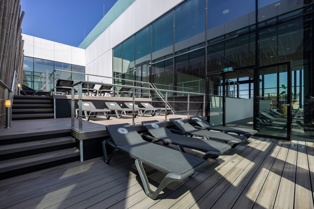 Dakterras met ligbedden