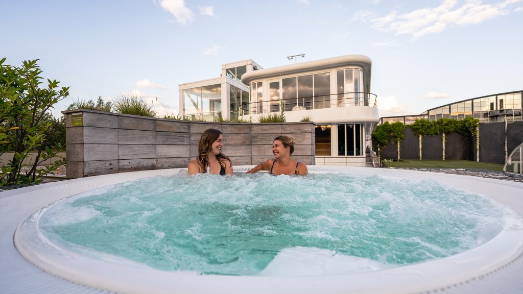 twee vrouwen in een bubbelbad